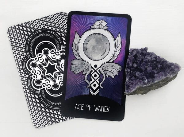 Trong tình yêu, lá bài Ace of Wands Tarot thể hiện khá tốt đẹp
