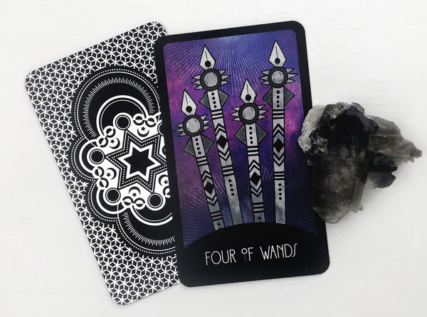 4 of Wands Tarot - Giải mã lá bài của sự phấn khích và tự do